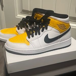 Wmns Air Jordan 1 Mid 'Perforated - White University Gold'